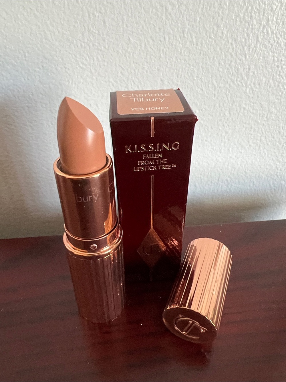 Charlotte Tilbury K.I.S.S.I.N.G. Lipstick - Yes Honey (Warm Nude / Beige)